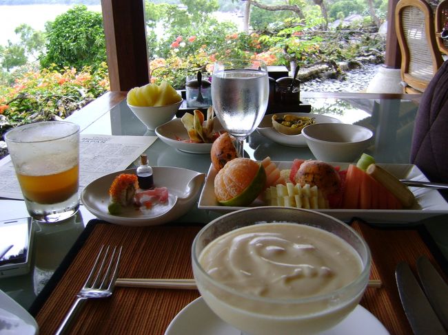 <br />　ヨーグルトとりんごジュース？<br /><br />　いつもながら良く食べるわ。<br /><br />　ここのヨーグルトだけは食べれるの。