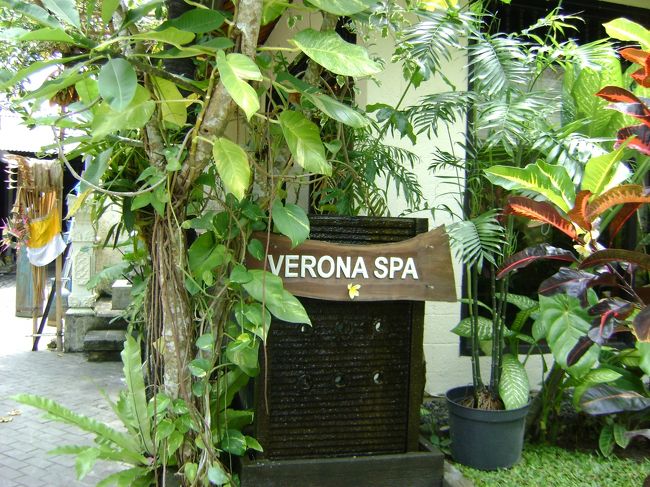 <br /> 朝食が済むと、ウディのお迎えの車で<br /><br />　ウブドへ。ウディは前回のガイドさんです。<br /><br />　とっても日本語が上手で勉強家。<br /><br />　漢字だって書けちゃうのです。<br /><br />　先ずはフェローナスパへ。<br /><br />　ボディマッサージとフェイシャル。<br /><br />　担当のエステシャンのうまさは感動物！！！<br /><br />　つぼをピタリと狂いなく押してくれます。<br /><br />　２時間では物足りないよ。<br /><br />　