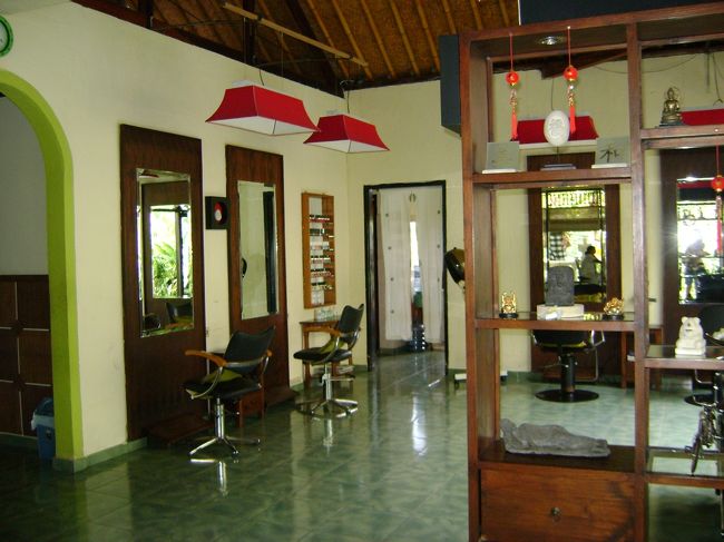 <br />　中はこんな感じ。<br /><br />　結構広い部屋に鏡とイス。<br /><br />　ここでクリームバスなどをするのでしょう。<br /><br />　清潔です。