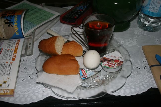 とりあえず朝食<br />エジプトでは紅茶はかかせません<br />どこでもお茶をいただけます。<br /><br />おなかもいっぱいになったし、出発！！<br /><br />まずはタフリール広場近くのエジプト航空でリコンファーム。エジプト航空は9時オープン<br /><br />次に近くの銀行で両替<br />小銭をゲット