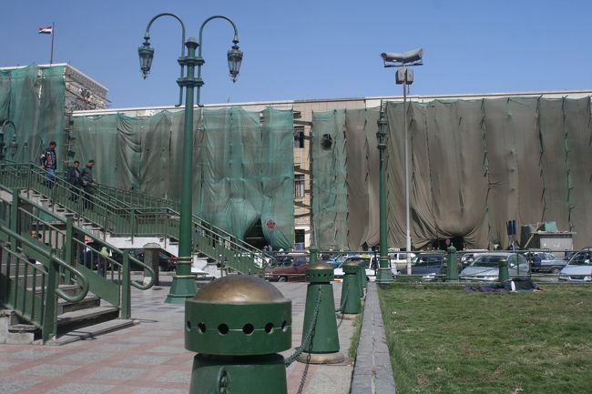 タフリールからラムセス駅へ<br /><br />移動は地下鉄を利用します<br />地下鉄は定額料金で１ポンド<br />安い！！<br /><br />ラムセス駅では　カイロ〜アスワン間の夜行列車のチケットを購入☆<br />駅員さんは気さくな人でした<br /><br />しゃー次は昼食