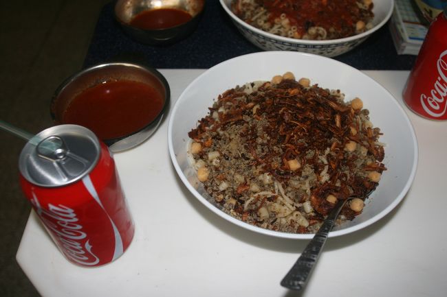 ここでニューヨークに５年間住んでたという<br />バックパッカーと遭遇し意気投合！！<br />年も近く　帰りの便も同じだったので一緒に旅をすることにしました☆<br />現地での出会い　いいですね！！<br /><br />昼食はコシャリをチョイス<br /><br />コシャリのイメージは日本の吉野家的な感じかな<br />テイクアウトもＯＫ<br /><br />ライス、豆、マカロニパスタ、にトマトソース、玉ねぎの揚げたのとかをかけていただきます<br />炭水化物ＭＡＸ　元気出るねーこりゃ<br />あと安い　写真のが一番大きいサイズで７ポンドだったかな