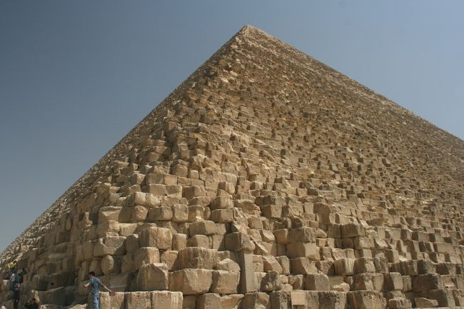 ピラミッドへは　タフリール広場初のバスを利用<br />地球の歩き方の指示に従います。<br /><br />ただバス停らしきものが見当たらない・・<br />近くのエジプシャンに聞いてみると<br />ただの道しかない場所が乗り場らしい<br />目印なしなんで注意してくださいね！！<br /><br />このエジプシャンは横浜に住んでたらしく<br />ちょっと雑談しました☆<br /><br />ピラミッドの入り口付近ではラクダへ乗らないかとオファーが殺到！！<br />たしかに客引きはうっとおしいけど<br />せっかくエジプトきたんなら1000円、2000円くらいなんで乗ることをお勧めします☆<br />交渉して、お金をしっかり払えばすっごいサービスしてくれますよ！！<br /><br />しかし客引きはすごい