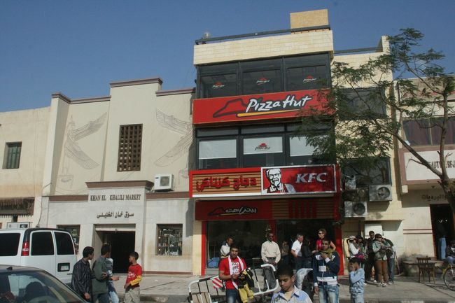 スフィンクスの向かいには<br />かの有名な　ケンタッキー　があります！！<br />これって有名な話ですよね