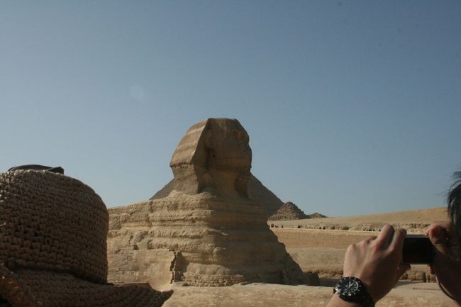 帰りは地下鉄ギザ駅まで、乗合タクシー？マイクロバスと地球の歩きかたには書いてありましたが<br />これを利用<br /><br />まずは運転手に交渉して、進行方向が同じだったら乗りこみます。ちょうど駅に向かってはしてたので乗りこみました　ここでコリアンの女の子２人と同乗することとなり少し雑談<br />二人とも年も近く楽しいひと時を過ごしました<br /><br />ギザ駅からは地下鉄で帰ります<br /><br />コリアン二人は飛行機でアスワンへ行くとのことでした