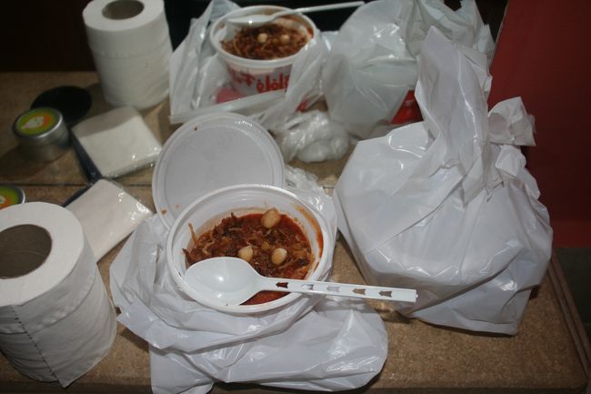 朝2時に起床<br /><br />荷物を整理して空港へ<br /><br />朝食はもちろんコシャリです。<br /><br />冷えても意外とおいしい<br />ついつい食べちゃいますんね！