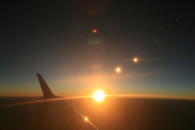 飛行機から見えた朝日は本当に感動しました☆<br /><br />初日から気もはってて、いろいろ苦労したし、緊張しっぱなしだったので<br />この景色を見たときはマジ感動しましたね！！<br /><br />アブシンベルまでの朝一の飛行機<br />お勧めです！