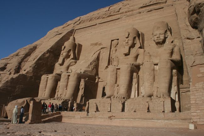 アブシンベル神殿に到着<br />んーでかい<br /><br />そしてこれを移動させたってのがまたすごいよなー<br />二人で感動<br /><br />そしてまさかのコリアンとの再会<br />一緒に写真をとったり、連絡先を交換したりと<br />友情が深まりました<br />