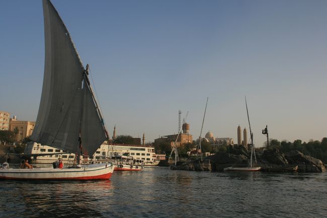 アスワン着<br />ホテルにて現地ツアーを申し込み<br />だいぶん交渉慣れしてきた自分らは一人130ポンドのツアーを100ポンドにすることに成功<br /><br />まずは、ナイル川にクルージングに出発<br /><br />ディズニーランドのアトラクションがリアルになった感じ