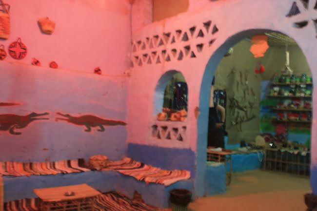 フェリーでついたのはヌビア村<br /><br />ヌビア村ではご飯をごちそうになりました<br />うまい！<br /><br />あとワニに触ったり、キャメルボーン（らくだの骨）の首飾りを買ったりしました