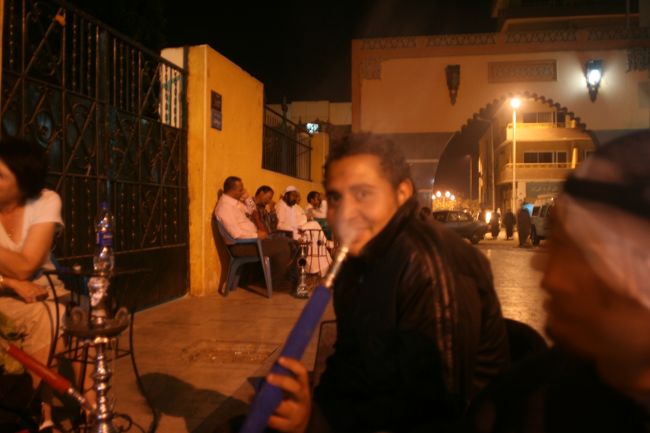 その後ガイド意気投合しスークにて地元人たちと水タバコを<br /><br />写真はガイドのアメッドです！！<br /><br />アメッドとはその後も暑い夜を過ごしました・・・