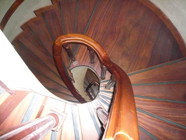 エレベータ＋螺旋階段でした