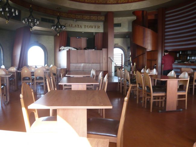 中にレストランがあります。<br /><br />夜はディナーをとりながら、ベリーダンスと夜景を楽しめるそうです。