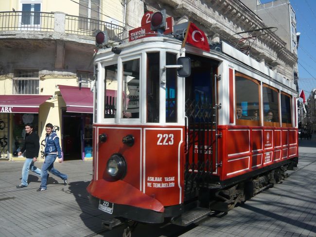 道の真中を走る路面電車