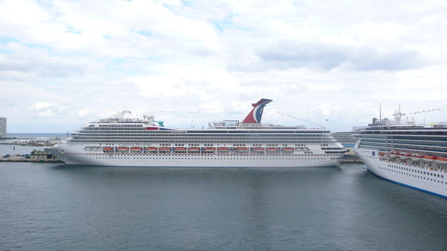 バルコニーに出てみると、前方と右側にも客船が停泊しています。<br /><br />目の前の客船は、カーニバル・フリーダム号。<br /><br />１１万トン・全長２９０メートル・全幅３５メートル・定員２９７４名の大型客船です。