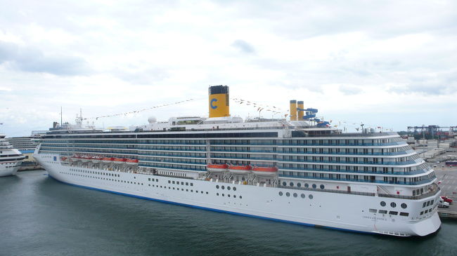 右側に停泊している客船は、イタリアのコスタ・アトランチェカ号です。<br /><br />８万６千トン・全長２９０メートル・全幅３２メートル・乗客定員２６８０名です。<br />