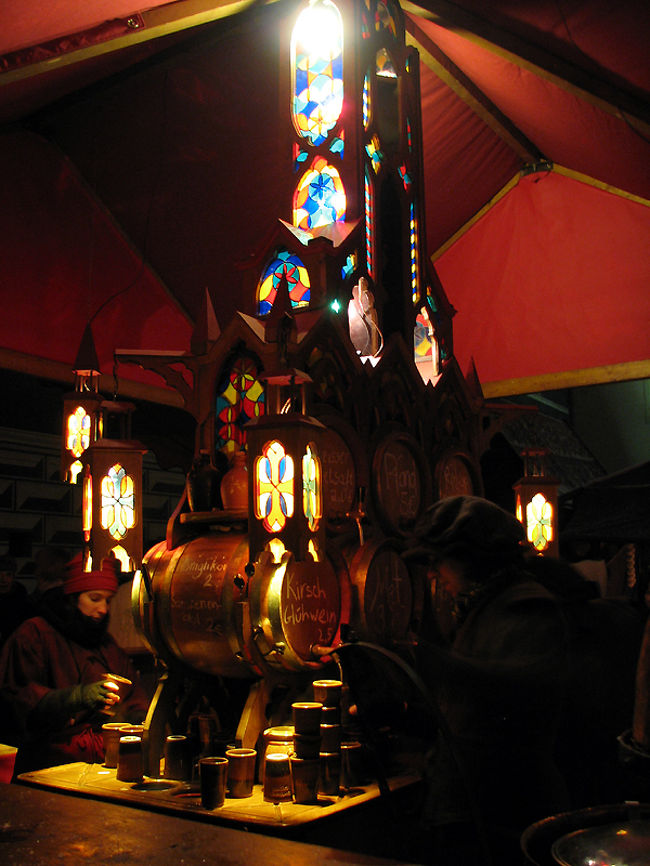 グリューワインは樽で提供されていました。<br />他にはパンシュやホットビールなどもありました。<br />