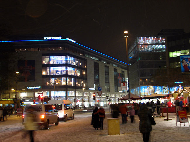 その後、ドイツでは定番のデパート、カールシュタットに逃げ込みました。