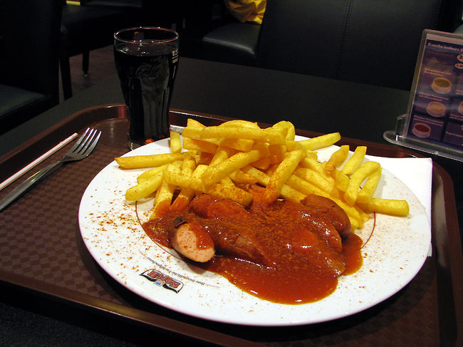 ホテルへ帰る前にカレーヴルスト食べました。<br />とても大きなお皿だったのですが、完食。<br />