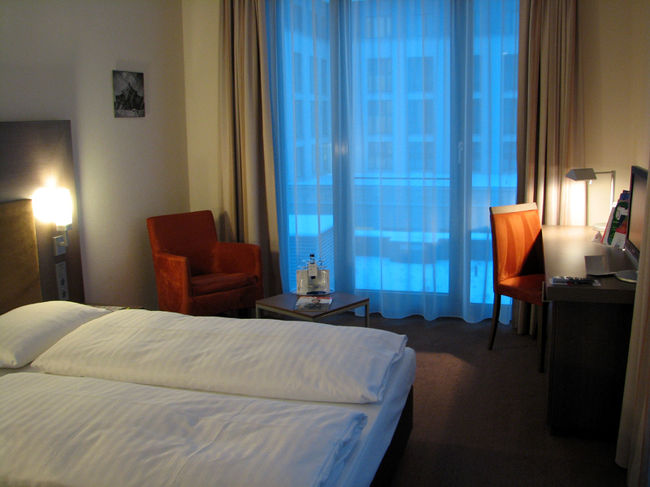 部屋の中はシンプルモダンで快適。<br />それにこの日はあまりにも寒かったので部屋の中は天国に思えました。<br />