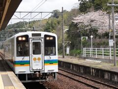 桜満開の日奈久温泉駅
