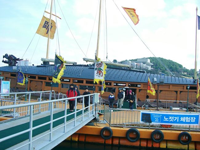 壬辰倭乱でも活躍した亀甲船(ｺﾌﾞｸｿﾝ)<br />　　　見学無料です♪<br /><br />1990年ソウル市が海軍に依頼して実物大に<br />復元。漢江市民公園の二村地区に停泊して<br />李舜臣将軍の誕生日などに運航されていた。<br />2005年に将軍ゆかりの地“閑山島”に展示<br />するため移送された。<br />