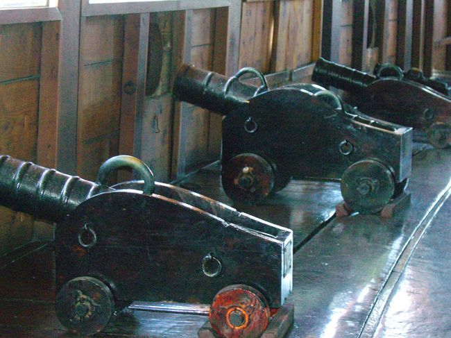 <br />船側には沢山の火砲が並ぶ