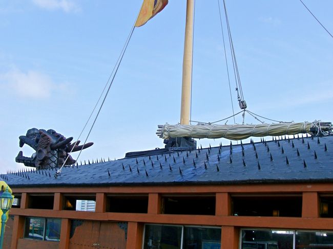 <br />屋根の表面を鋼板で覆い、その上に<br />鉄の突起が施されています(＾＾；)<br /><br />戦時にはこの屋根をムシロやコモで<br />覆って隠し、飛び乗って来た敵を負傷<br />させていたのだそうです。