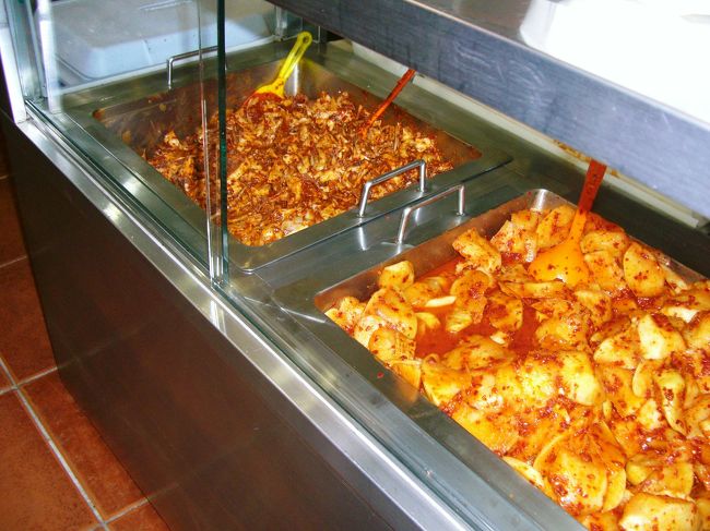 レジ横に設置されている<br />カクトゥギ(大根キムチ)とイカキムチ<br /><br />業者の方？が大量買いしてましたょ^^<br />ホテルとか食堂なのでしょうか…？