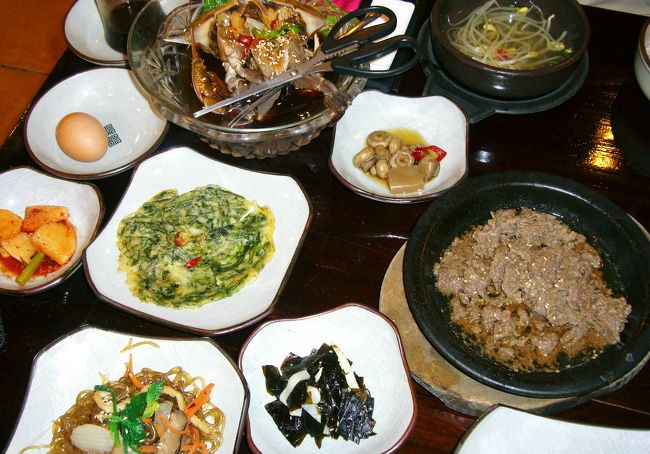 ヂョンシｸ(クンチﾌﾟ定食) 9900w<br />カンジャンケジャンヂョンシｸ 16000wを注文<br /><br />お酒はマッコリ♪ なかなか美味です^^<br />　          　ハンクル (器１杯)            1500w<br />          　　チュン(中サイズの甕)4000w<br />          　　 デ　 (大サイズの甕)8000w<br /> ※中サイズの甕(ハンアリ)で４杯分位の量<br />  <br />