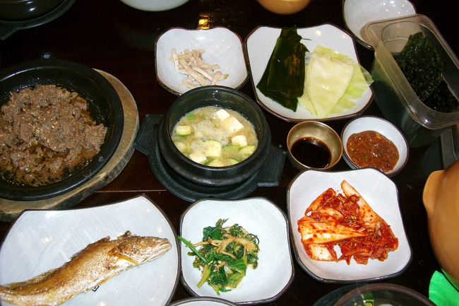 定食にはプルコギやクルビ(いしもち)<br />テンジャンチゲ、チヂミ、チャプチェを<br />はじめ沢山のバンチャンが付いています。<br /><br />前回は海鮮チヂミ(ヘムルパジョン)と<br />マッコリ(大) 、これに定食を２人分注文<br />３人でお腹い〜っぱい！　幸せ満点♪<br /><br />