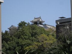 高知城が見えてきました!(^^)!

高知城は山内一豊が築いた山城で、今も江戸時代の天守閣が残る現存天守の1つです。天守閣が昔のまま残っているのは、日本に１２城しかないそうです。
お城フリークにはたまらんでしょうね〜(^_-)-☆