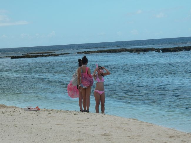 ナマコが・・・！！<br /><br />はしゃぐ気満点だったというのはこの格好でわかっていただけると思いますが、<br /><br />とにかくナマコが沢山いて、恐怖のあまり入るのを断念。<br />Mちゃんがっくり。<br /><br />ここまできてナマコごときにひるむとは＞＜<br /><br />きっともっとマシなビーチあるよ！ということになった（テテトビーチが一番有名なビーチらしいけど）