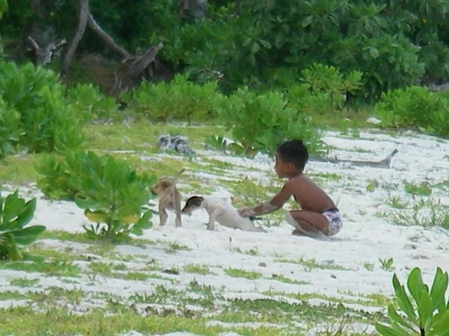なにも、無理やり入らなくても、ビーチにはこんなかわいい出会いもあります。<br />子犬＆現地の子供だなんてかわいすぎる組み合わせ！