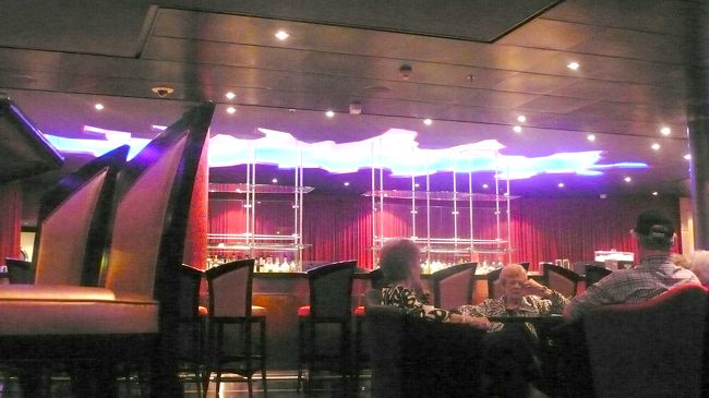 出航３０分前には避難訓練が行われます。<br /><br />集合場所は客室ドアの内側に表示されています。<br />シーパスカードにも記載されています。<br /><br />全員参加が義務付けられていて、集合場所でシーパスカードをスキャンしての出席確認が行われます。<br /><br />ライフジャケットの着用は必要有りません。<br /><br />エレベーターの使用が禁止されますので、これも早い目に集合すると良いですよ。<br />それと椅子が少ないので、全員出席確認まで立って待つことになります。