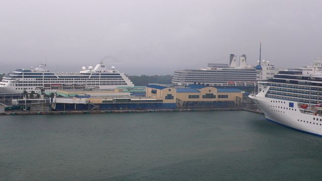出航を見物しようと部屋のバルコニーに出ると、アレレ！！！カーニバル・フリーダム号が出航してしまってました。<br /><br />その向こうの岸壁には、２隻の客船が停泊しています。<br />左側はプリンセス・クルーズ社のマークが見えます。<br />右奥のは、２本煙突とミッキーマウスのマークが見えますので、ディズニー・クルーズ・ライン社の客船です。