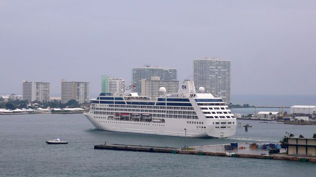 見ているまに先ほどの客船が出航していきます。<br /><br />ロイヤル・プリンセス号です。<br />３０２００トン、小型客船ですね、<br /><br />日本の客船は、<br />「にっぽん丸」　２１９００トン。<br />「パシフイックビーナス号」　２６６００トン。<br />「飛鳥号」　５０１００トン、ですからね