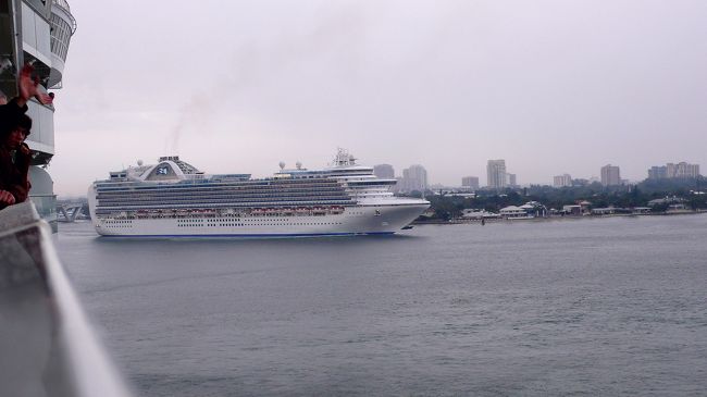 オアシス号が岸壁を離れ、向きを変えている最中に又又、今度の客船は「クラウン・プリンセス号」です。<br /><br />１１６０００トン、全長２９０メートル・全幅３６メートル・乗客定員３０７０名。