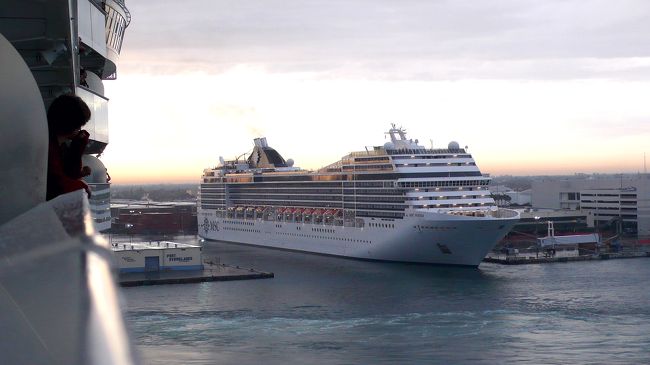 オアシス号が向きを変えていると、さらにもう１隻の客船が停泊しているのが見えてきました。<br /><br />イタリアの客船「ポエジア号　ＰＯＥＳＩＡ」です。<br />９２５００トン、全長２９４メートル・全幅３２メートル・乗客定員２５５０名。<br /><br />何時出航するのかな？<br /><br />