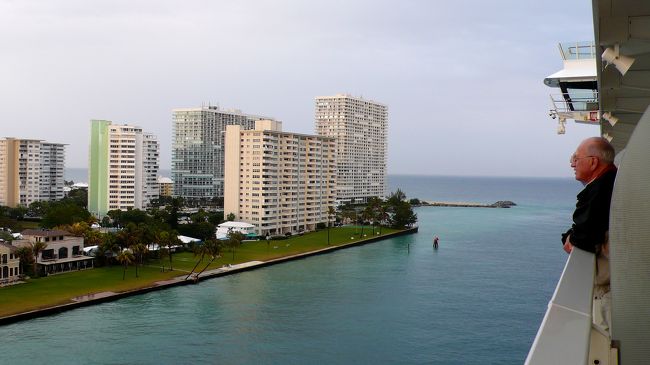 オアシス号がいよいよ港外へ、カリブ海クルーへと出航していきます。<br /><br />マンションの窓から大勢の方達が見送ってくれています。中には大音響の音楽を鳴らして手を振ったりしてくれています。<br />ありがとう、行ってきます！！！。<br /><br />こちらのバルコニーからも手を振り返しています。<br />このおじさんは見ているだけね。