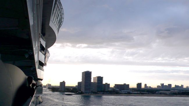 １０階のバルコニーから上を見ると、飛び出た丸型の所が、展望ジャグジーです。<br /><br />海面からの高さが４５メートルも有ります。<br />さすがに窓は開けられません。<br /><br />ジャグジーの床が強化ガラスなど透き通っていたら、のんびりと入れるでしょうか？