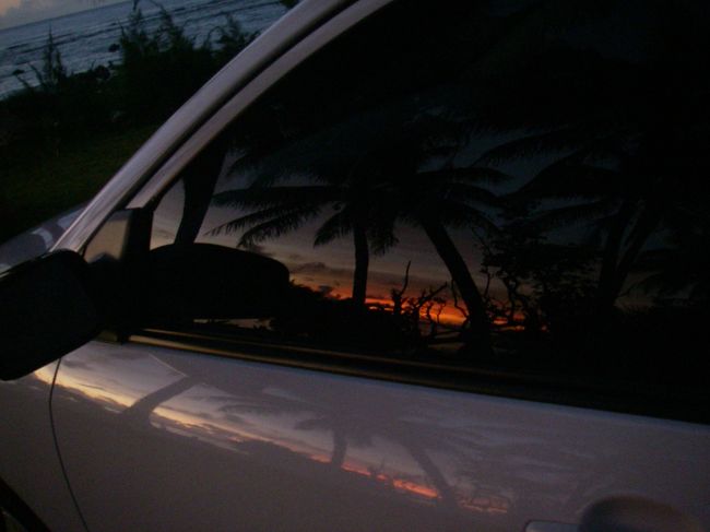 車に映った夕暮れと椰子<br /><br />この写真、けっこう８０’S　だね