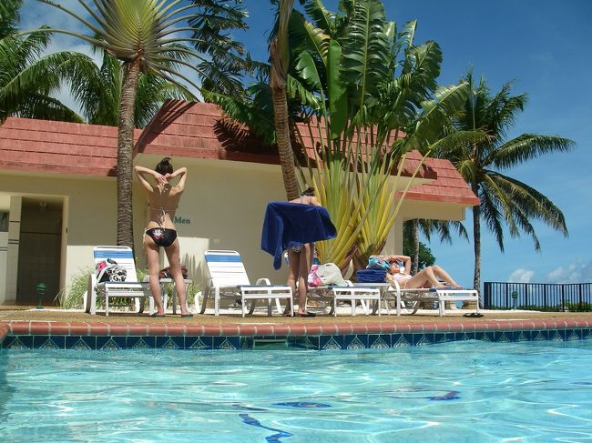 ホテルのプールも貸切だった<br />朝から泳いだからかしら〜〜<br /><br />楽園