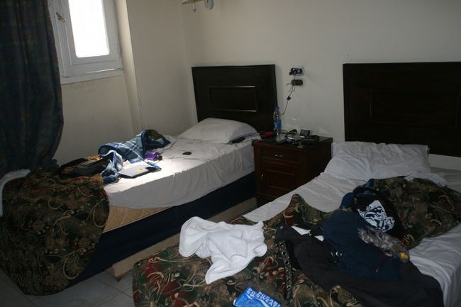 AM10に起床<br />前日深夜までステラとルクソール（ともにビール）を飲んだため、微妙に二日酔いです！<br /><br />ホテル名はNuba Nile Hotel（ヌーバ・ニール）<br />ツインで宿泊です。<br />無線ＬＡＮはいちお完備<br />フロントではドリンク類が売られていて良心的な値段です！！<br />水１ℓが2.5ElPだったかな？<br /><br />水にポカリの粉末を入れて準備ＯＫ