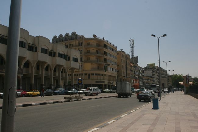 とりあえず<br />両替と昼食をとりに出発<br /><br />ナイル川沿いコルニーシュ通りを南下します