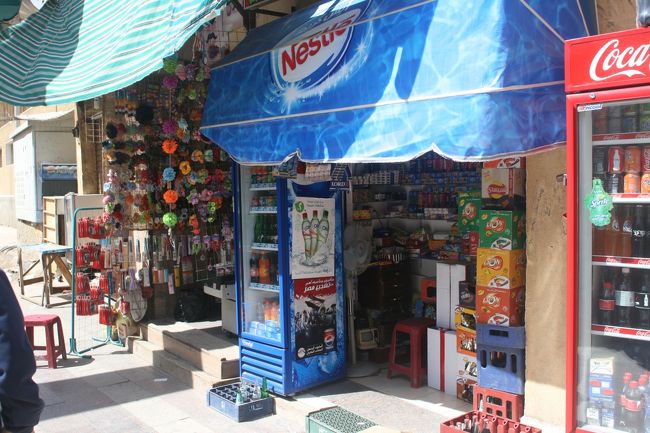 帰りにタバコと缶ジュースを購入<br /><br />あいかわらず観光客価格を提示してきます・・<br /><br />３分間の交渉に乗り値下げに成功！！<br />でもでも少しぼられてるかな