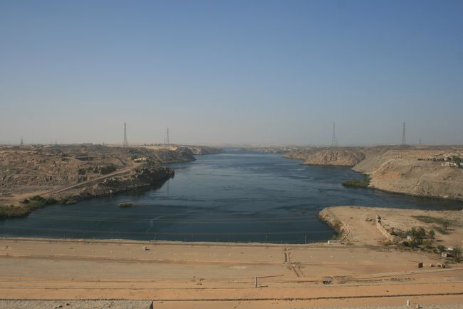 午後からはツアースタート<br /><br />最初はアスワンハイダムに！<br /><br />ツアー客の中には入場料を払わずい入り口で待っている人もいました<br /><br />入場料20ELP