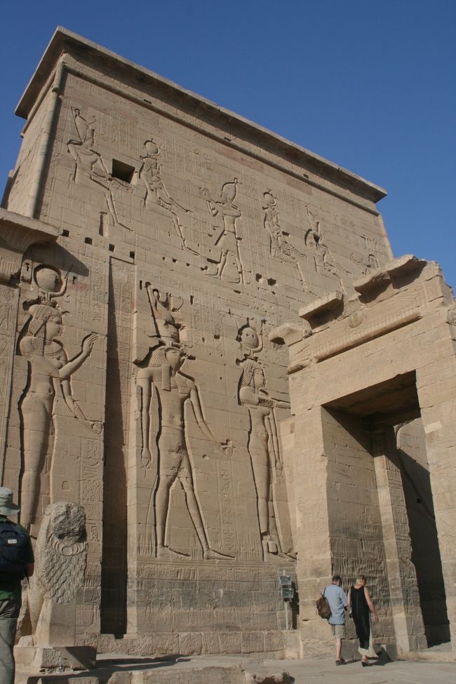 イシス神殿到着<br /><br />ガイドの話がはんぱなく長い・・・<br />あまりに長すぎるとみんなだれてきますね<br /><br />ガイドのあだ名を「教頭」となずけます