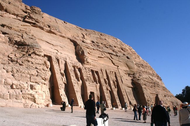 おとなりのアブシンベル小神殿<br /><br />こっちもきれい<br /><br />そしてなぜか「うんこ」がたくさんおしてました？？