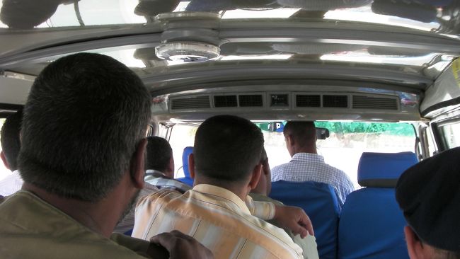 アブシンベルからアスワンまでは<br />乗合バスを活用<br /><br />このバス（ハイエース）は乗客が集まらないと動き出さないらしく、バス付近で１時間半ほど待機<br /><br />近くにいた子供に風船をあげたらちょーよろこびました<br />もっと買ってこればよかたな<br /><br />バスは砂漠の中を３時間から４時間はしりっぱなし<br />バス内はぎゅうぎゅうで大変<br />